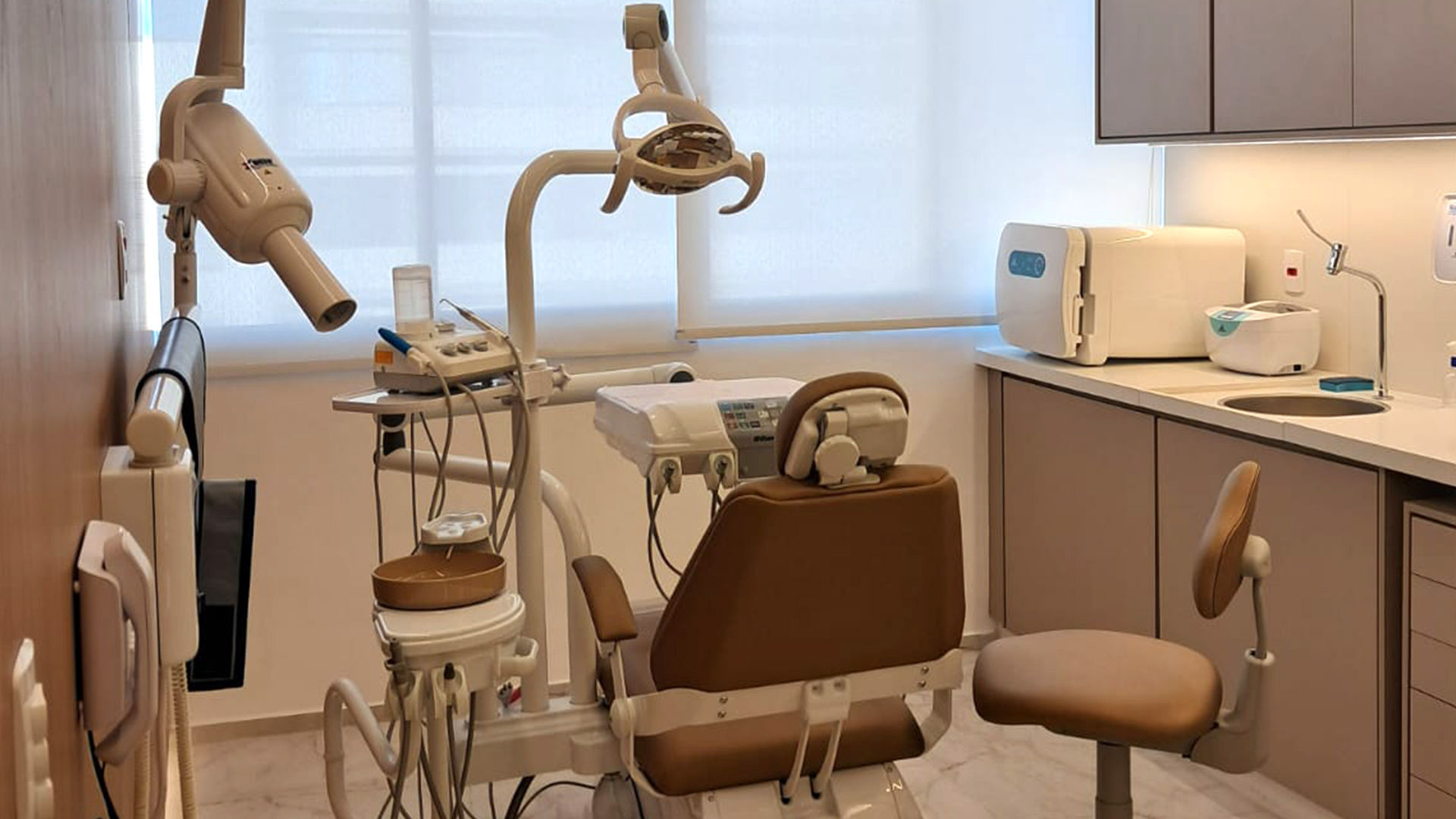 Cadeira odontológica e equipamentos da clínica